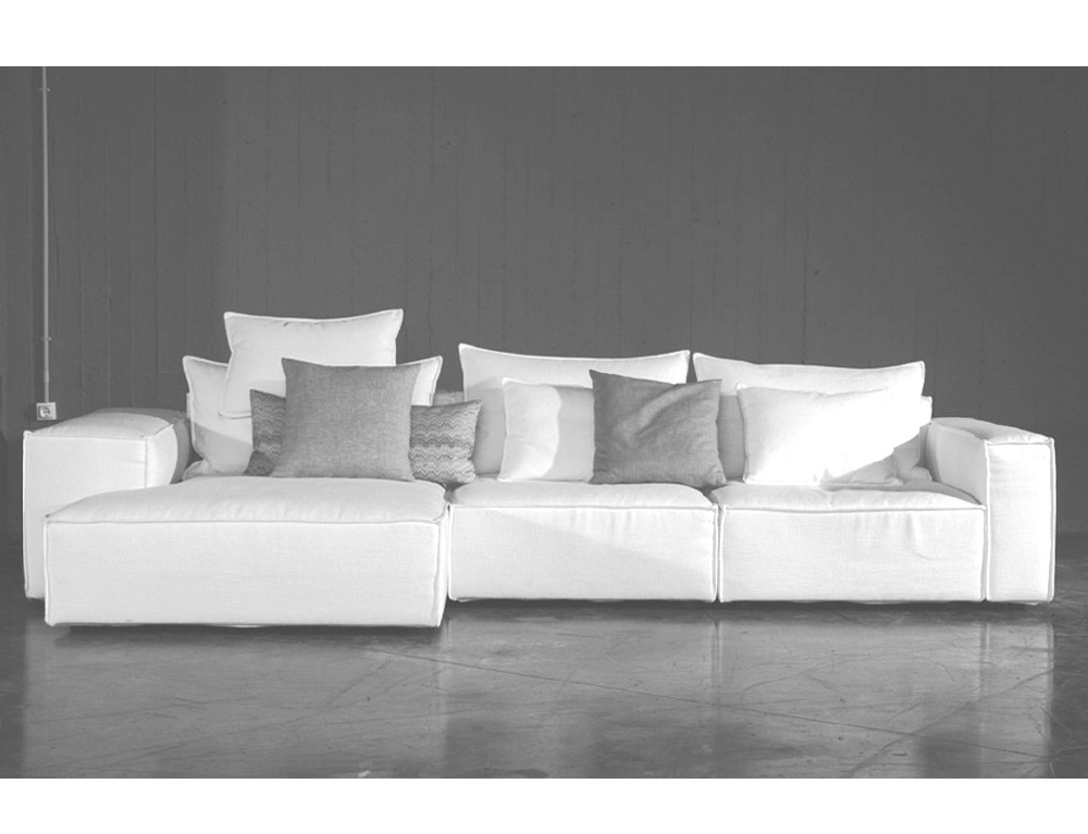 Μοντέρνος καναπές με άνετα μαξιλάρια και εργονομικό σχεδιασμό